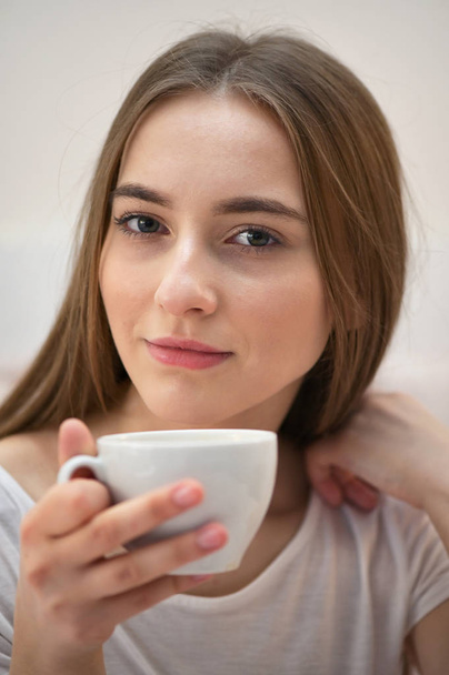 Девушка с чашкой кофе  - Фото, изображение