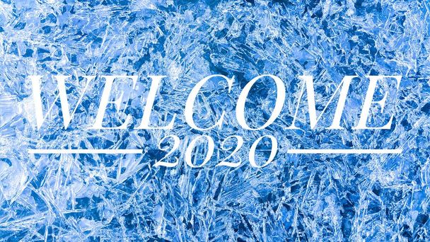 Hiver fond bleu glace, l'eau de la rivière gelée et il y avait de beaux motifs brillants sous le soleil, créant une ambiance hivernale, l'inscription bienvenue 2020
 - Photo, image
