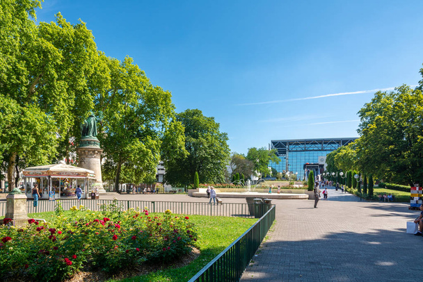 Praça Carnot e estátua da república em Lyon
 - Foto, Imagem
