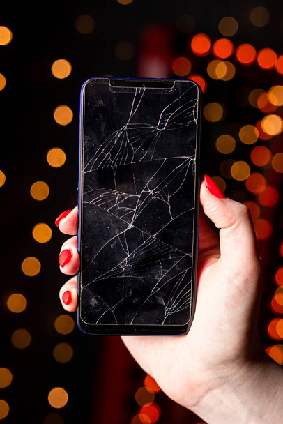 Gebroken glas scherm smartphone in de hand van boos meisje, witte achtergrond - Foto, afbeelding