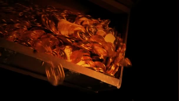 Goldmünzen im Feuerschein aus der Truhe geschüttet - Filmmaterial, Video