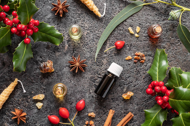 Weihnachtsauswahl ätherischer Öle mit Myrrhe, Weihrauch,  - Foto, Bild