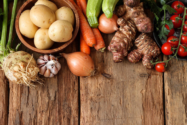 Ingrédients alimentaires sains background.Organic légumes sur table en bois
 - Photo, image