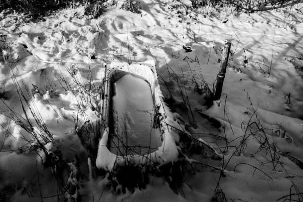 Badewanne mit Schnee - Foto, Bild