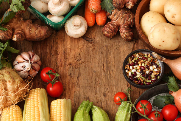 Ingredientes alimentares saudáveis fundo. Legumes orgânicos na mesa de madeira
 - Foto, Imagem