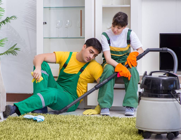 Limpieza de contratistas profesionales que trabajan en casa - Foto, Imagen