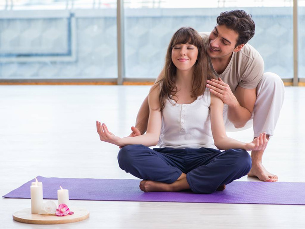 Entrenador personal ayudando durante sesión de yoga - Foto, imagen