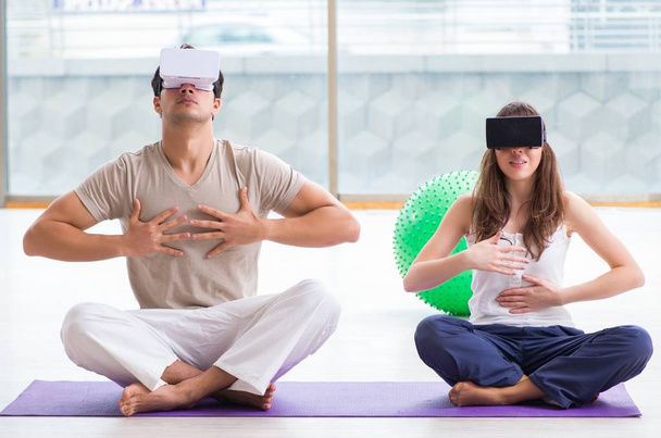 Muž a žena s brýlemi VR meditují - Fotografie, Obrázek