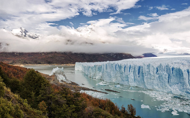 Herbstwald, dramatische Wolken und der Gletscher Perito Moreno. Argentinischer See. Santa Cruz Provinz, Argentinien. Südamerika - Foto, Bild