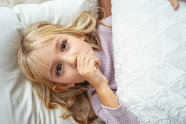 Sick little girl lying in bed at home - Foto, Imagem