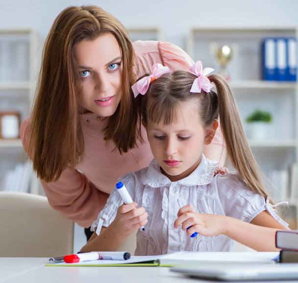 Madre aiutare sua figlia a fare i compiti - Foto, immagini