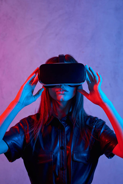 Chica joven que usa casco de realidad virtual mientras usa una chaqueta
 - Foto, imagen
