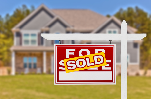 verkauftes Haus zu verkaufen Immobilienschild vor schönem neuen Haus - Foto, Bild