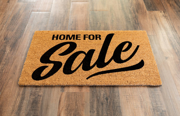 Home Na prodej Vítejte Mat na dřevěné podlaze na pozadí - Fotografie, Obrázek