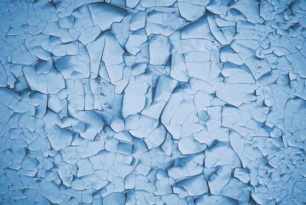 textura de pared agrietada pintada azul. Azul clásico - color de los 2
 - Foto, imagen