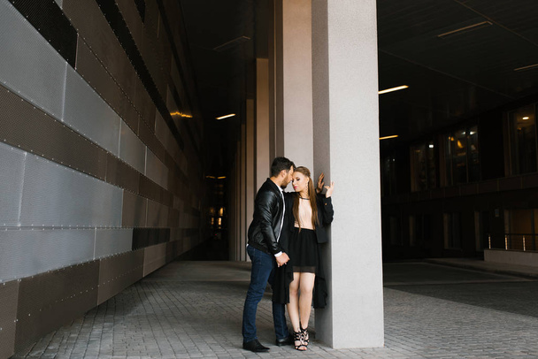 Ein verliebtes Paar in formeller Businesskleidung umarmt sich mitten in der Stadt - Foto, Bild