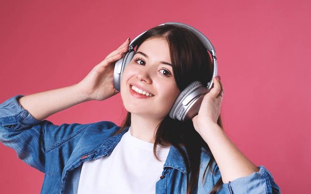 chica encantadora escucha música en auriculares profesionales
 - Foto, Imagen