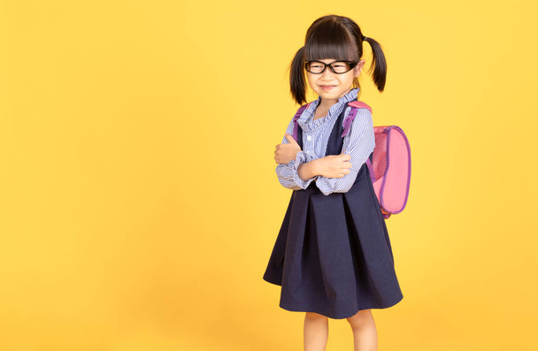 Ritratto di sorridente asiatica bambina in piedi con libro in mano
 - Foto, immagini