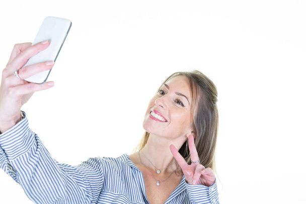 fresco joven rubia mujer tomando selfie con la paz mano signo
 - Foto, Imagen