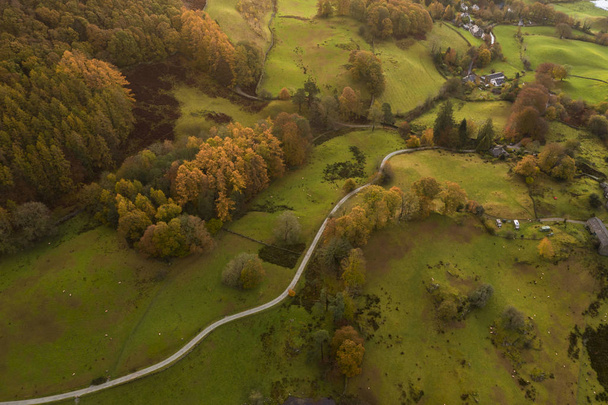 Hermosa imagen vibrante del paisaje del dron aéreo de la salida del sol en Aut
 - Foto, imagen