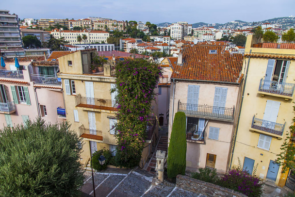 Cannes, Frankrijk, 12 oktober 2019. Scenic uitzicht van de stad van een observatiedek op een hoogte. - Foto, afbeelding