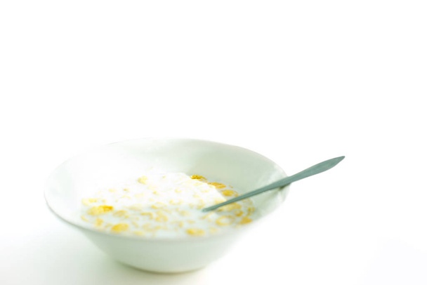 крупа з молоком в білій тарілці на сніданок, простір для тексту, ізольовані
 - Фото, зображення