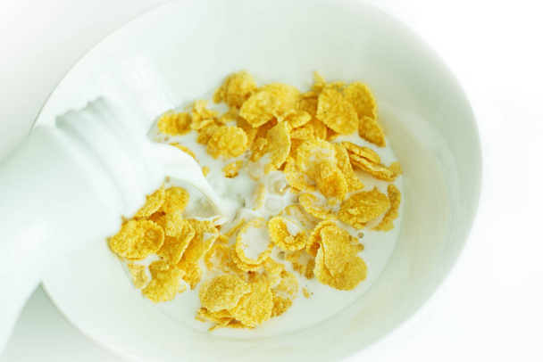 Kahvaltı için beyaz tabakta sütlü mısır gevreği, mesaj için boşluk, izole - Fotoğraf, Görsel