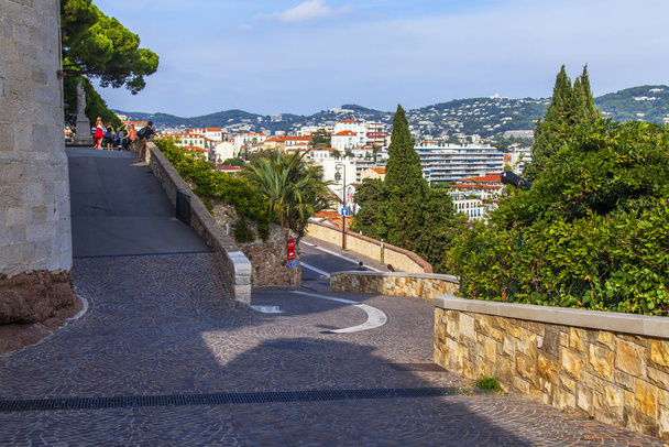 Cannes, France, October 12, 2019. Tourists on a picturesque observation deck near the ancient castle - Foto, imagen