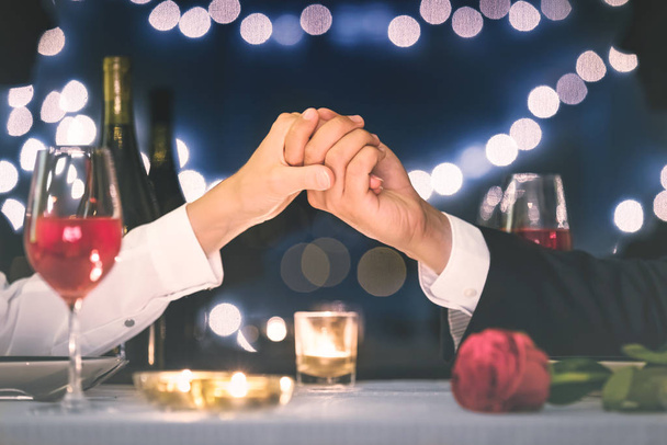 Couple holding hands having a romantic dinner date. Date night, - Foto, Imagen