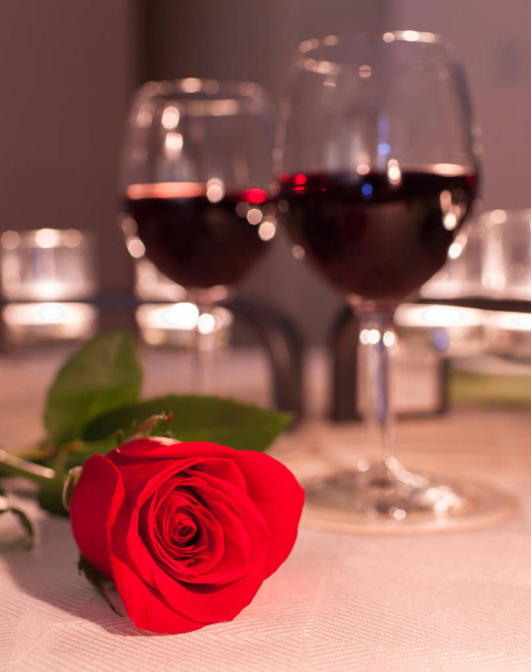 Rose en wijn in een romantische omgeving. Romantisch concept.  - Foto, afbeelding