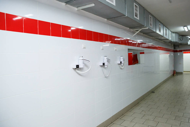 一般的なシャワーで髪を乾燥させるための壁掛け式ヘアドライヤー - 写真・画像