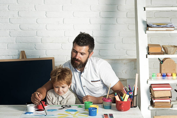Día libre con papá. Un hombre enseña a su hijo a dibujar. Niño y maestro en la escuela alternativa. Tiempo en familia
. - Foto, Imagen