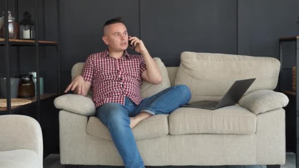 Mies sohvalla puhuu älypuhelimella
  - Materiaali, video