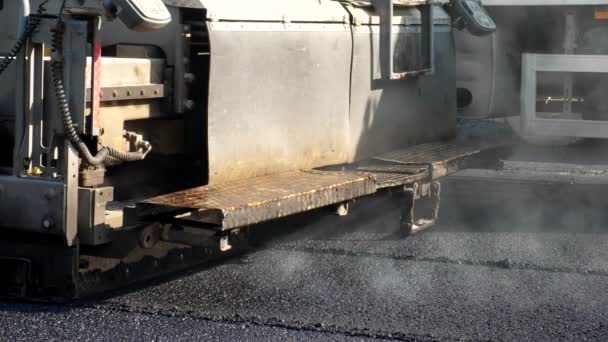 Rodillo que rueda el asfalto caliente fresco en la carretera
 - Metraje, vídeo