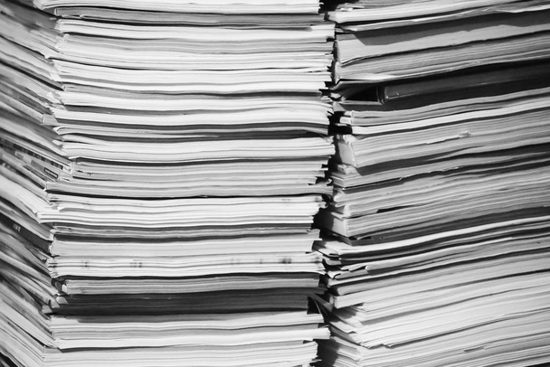 Uma pilha alta de papéis, documentos e revistas
 - Foto, Imagem