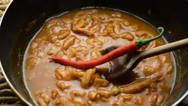 Detailní záběr na přípravu parmezánu s chilli paprikou - Záběry, video