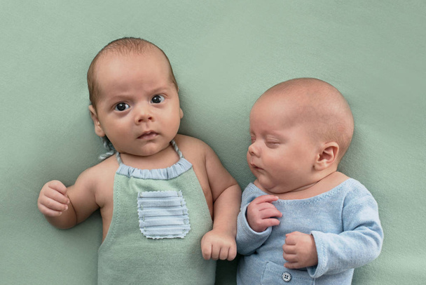 dvojčata novorozenci, bratr a sestra, vícečetné těhotenství. - Fotografie, Obrázek