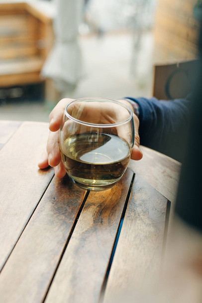 Egy pohár fehér bor a vintage fa asztalon. - Fotó, kép