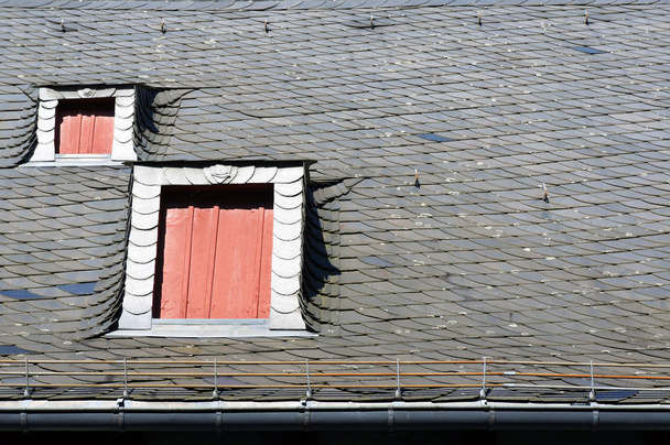 Střecha pokrytá přírodními černými břidlicovými dlaždicemi. - Fotografie, Obrázek