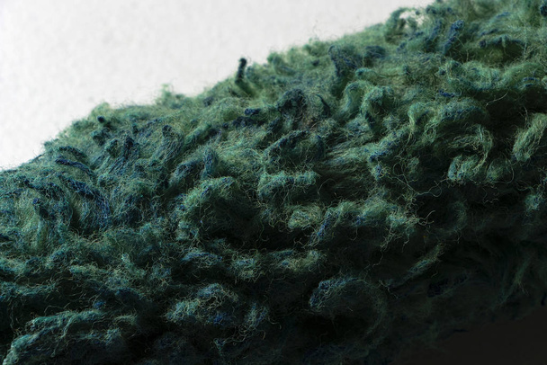 İlk plano de Rodillo verde azul con pintura seca y textura con detalle y sombra dura - Fotoğraf, Görsel