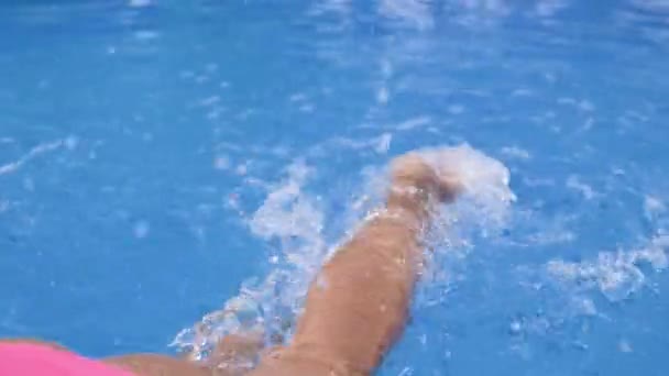Female beautiful legs floundering in blue clear water. - Imágenes, Vídeo
