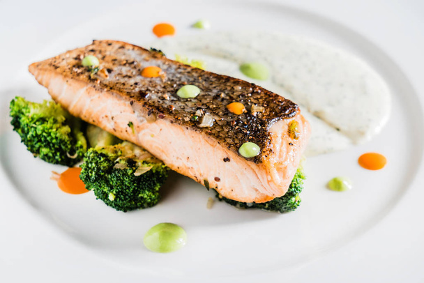 roasted salmon with vegetables and sauce - Foto, immagini