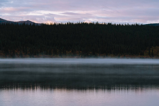 Zonsopgang tijdens de herfst met reflecties op het meer in Alaska - Foto, afbeelding