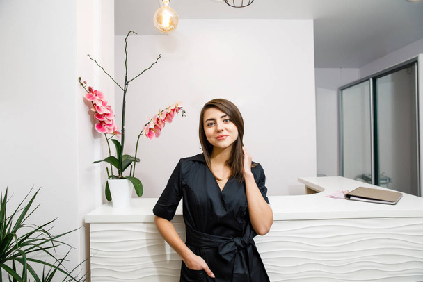 beautiful young doctor specialist standing on beauty salon background - Foto, Imagen