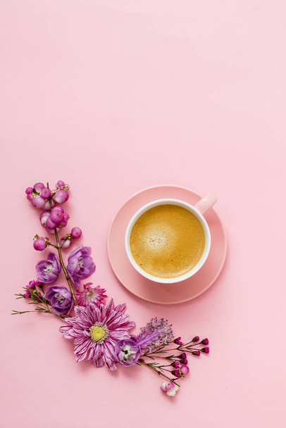 coffee in pink pastel table top view - Фото, изображение