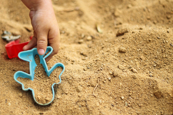 chłopiec grający w piaskownicy - Zdjęcie, obraz
