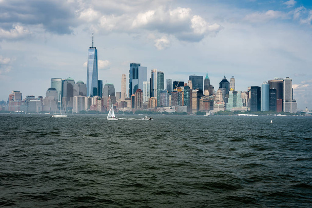 Skyline and modern office buildings of Midtown Manhattan viewed from across the Hudson River. - Foto, Imagem