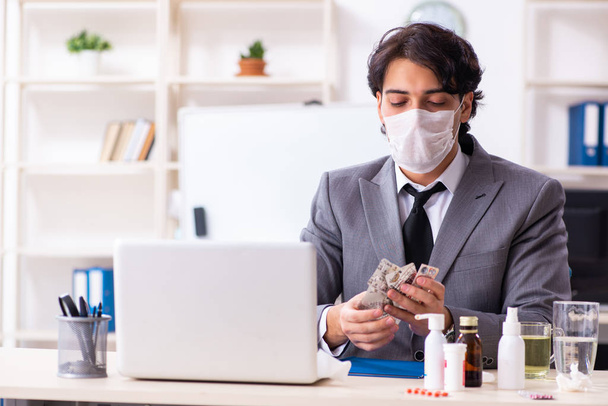 Ο άνθρωπος με γρίπη εργάζεται στο γραφείο - Φωτογραφία, εικόνα