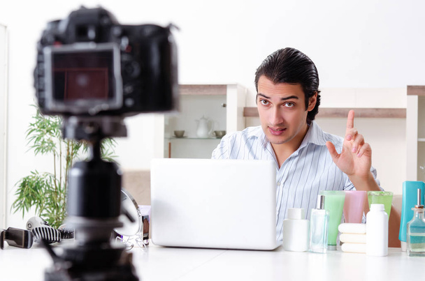 Jeune bel homme enregistrant son blog en concept d'hygiène - Photo, image