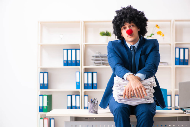 Mladý klaun podnikatel pracující v kanceláři - Fotografie, Obrázek